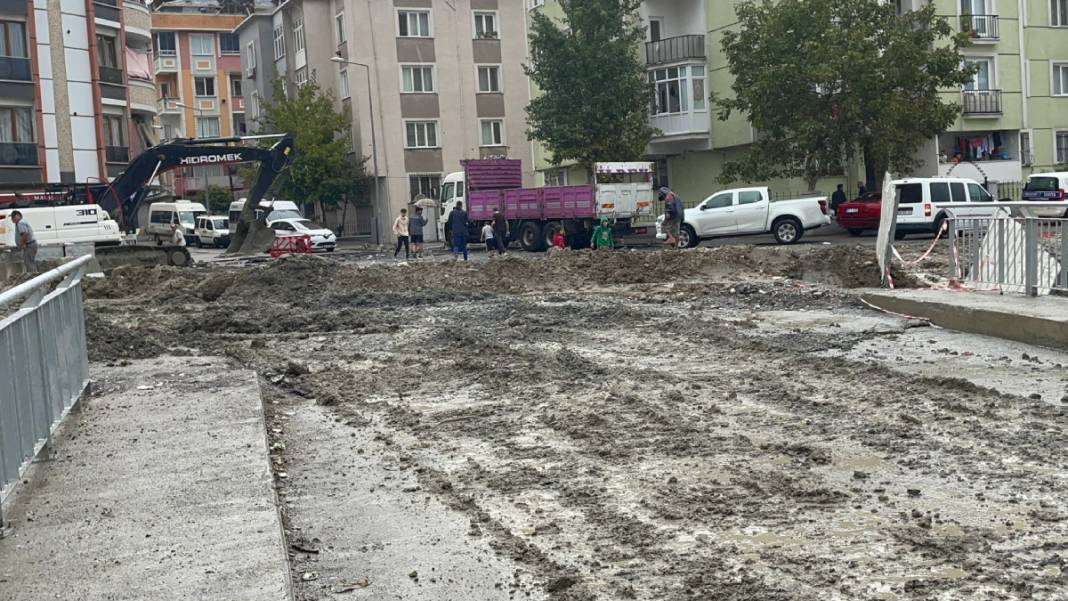 İstanbul'da sağanak sele dönüştü: İstinat duvarı çöktü, yollar göle döndü... 8